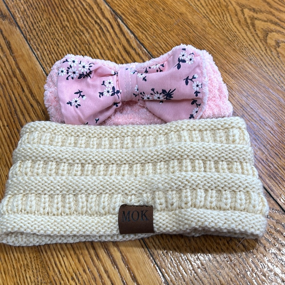MOK knit headband/ear muffs.  Cream knit/white lining.  Pink bow style included.
